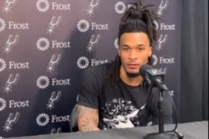 下場(chǎng)對(duì)陣?yán)做蚐GA？卡斯?fàn)枺何业南敕ㄒ粯?回去看錄像&制定戰(zhàn)術(shù)