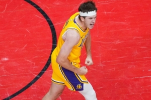 雷迪克：此前背靠背很消耗里夫斯 周二讓他放假了&昨天訓練也輕松