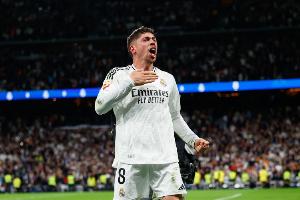 解說(shuō)員：巴爾韋德這種全能中場(chǎng)，非常適合阿莫林的3421