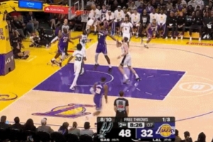 開(kāi)張！詹姆斯強(qiáng)攻不中 艾頓補(bǔ)籃得手命中個(gè)人本場(chǎng)首球