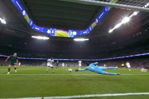 神了！多庫(kù)突入禁區(qū)射門，庫(kù)爾圖瓦極限撲出