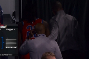 望無大礙！卡森·華萊士與馬威相撞有些受傷 故意犯規(guī)后回更衣室