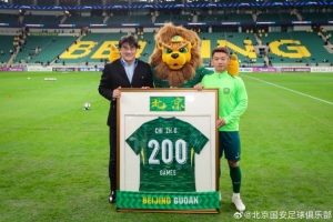 池忠國已代表國安出戰(zhàn)200場，李明向池忠國頒發(fā)紀念球衣