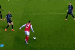 馬丁內(nèi)利左側(cè)傳中，門前約克雷斯的頭球稍稍偏出