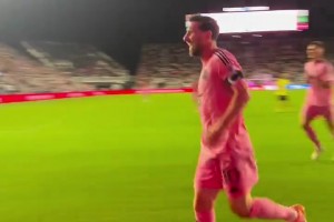 飛翔的阿根廷人！現(xiàn)場視角看梅西頭球破門