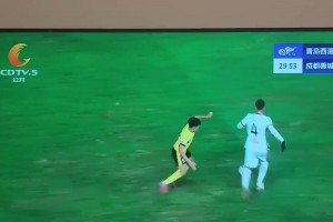 蓉城球迷怒批德爾加多：成都蓉城的罪人！我要?dú)馑懒?>
                                    <span></span>
                                    <p>蓉城球迷怒批德爾加多：成都蓉城的罪人！我要?dú)馑懒?/p>
                                </a>
                            </div>
                                                        <div   id=